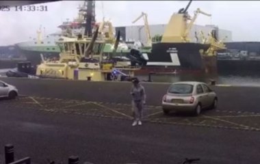 Чоловік поспішав до кафе і не помітив, як його авто впало в море – фото