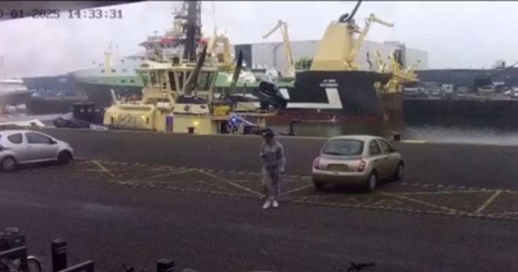Чоловік поспішав до кафе і не помітив, як його авто впало в море – фото