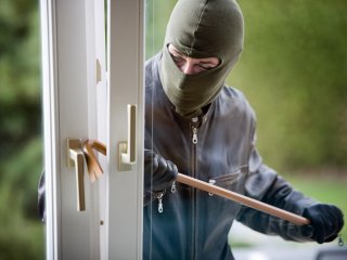 Грабитель вылез на крышу здания и притворился солнечной панелью (ФОТО)