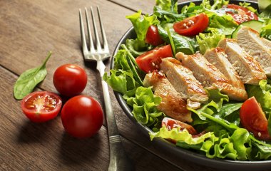 Для тех, кто за ЗОЖ: рецепт салата из киноа и запеченной индейкой