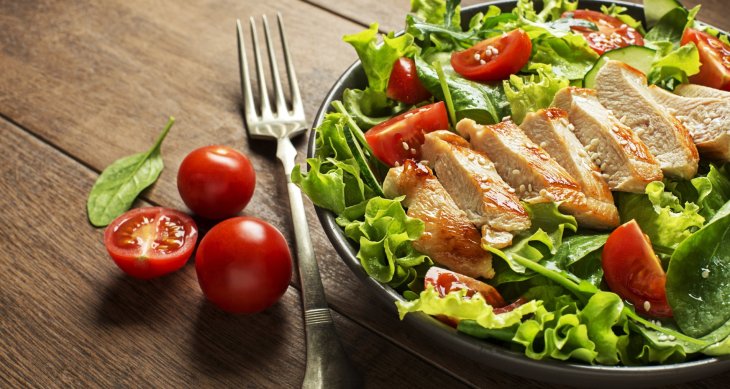 Для тех, кто за ЗОЖ: рецепт салата из киноа и запеченной индейкой