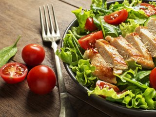 Для тех, кто за ЗОЖ: рецепт салата из киноа и запеченной индейкой