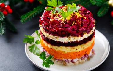 На праздник и не только: рецепт салата с рыбными консервами и плавленым сыром