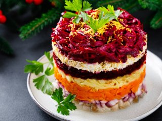 На праздник и не только: рецепт салата с рыбными консервами и плавленым сыром