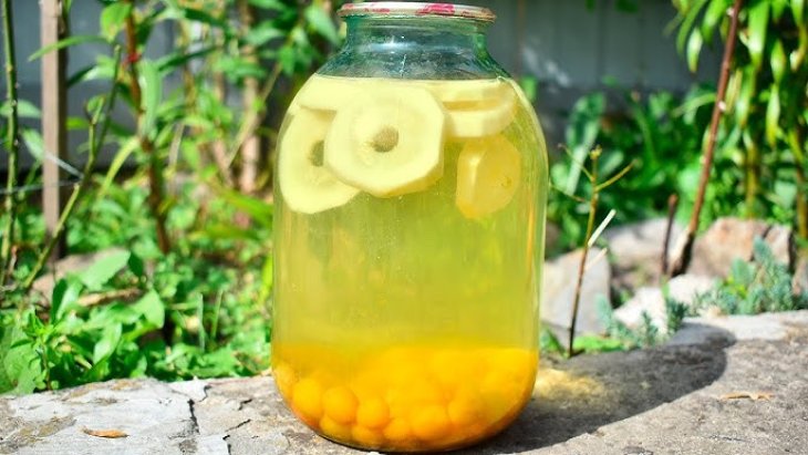 Ароматный компот из кабачков и алычи