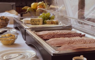 Як готелі хочуть змусити вас їсти менше на 