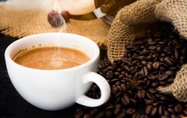 Лікарі розповіли про корисні властивості кави та чаю