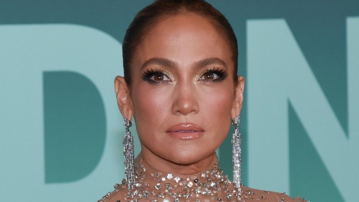 С экстремальным декольте: Джей Ло появилась на показе Elie Saab