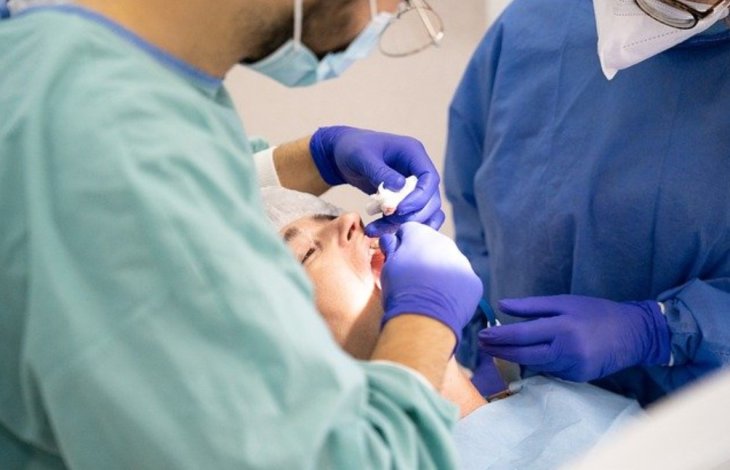 Стоматолог розповів, від чого залежить колір зубної емалі