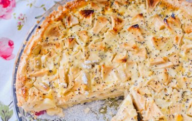 Шарлотка с яблоками и маком