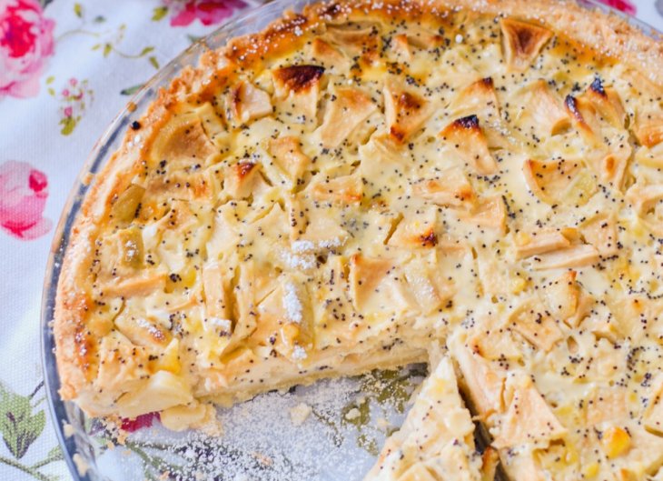 Шарлотка с яблоками и маком