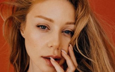 Тина Кароль в кружевной кофточке продемонстрировала пышный бюст