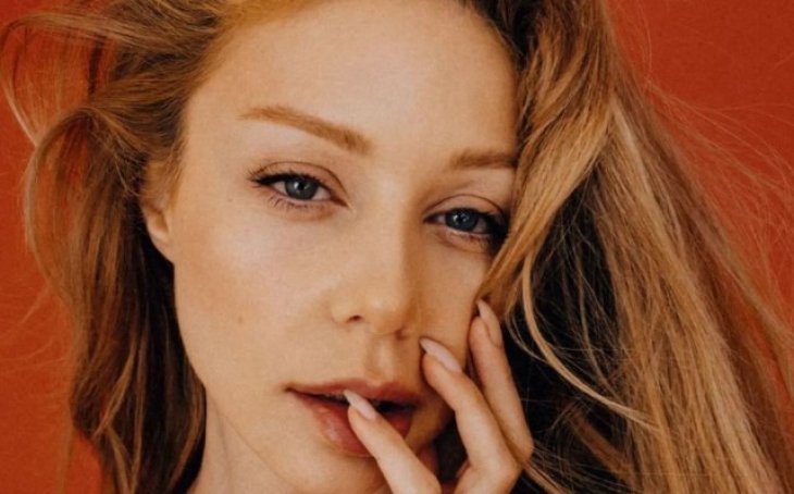 Тина Кароль в кружевной кофточке продемонстрировала пышный бюст