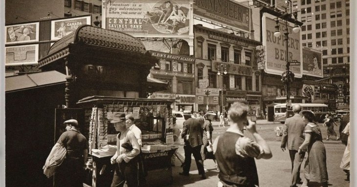 Фото 1936 року спровокувало суперечки про подорожі в часі: яку шокувальну деталь помітили на знімку