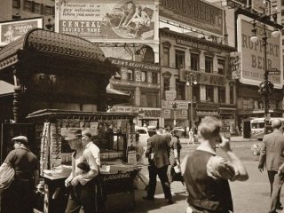 Фото 1936 року спровокувало суперечки про подорожі в часі: яку шокувальну деталь помітили на знімку