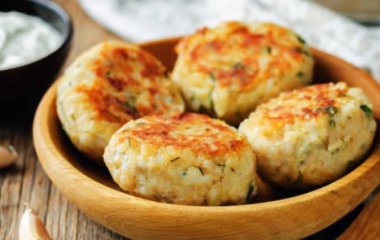 Вкусно с рисом: как приготовить котлеты из трески и феты