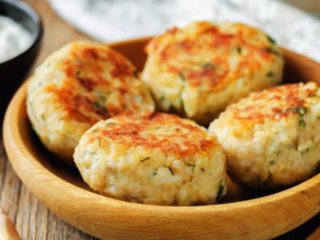 Вкусно с рисом: как приготовить котлеты из трески и феты
