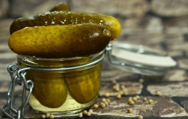 Більше не виливатимете розсіл з огірків: його можна використати з користю
