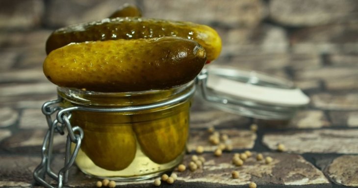 Більше не виливатимете розсіл з огірків: його можна використати з користю