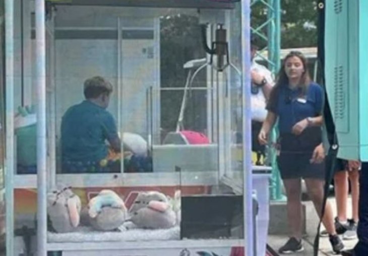 Спробувавши вкрасти приз із грального автомата, 13-річний хлопчик застряг усередині (ФОТО)