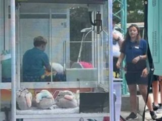 Попытавшись украсть приз из игрового автомата, 13-летний мальчик застрял внутри (ФОТО)