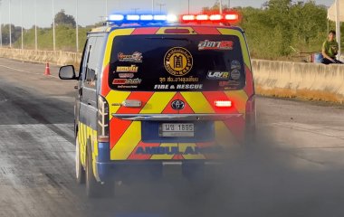 В Таиланде состоялась необычная гонка на машинах скорой помощи и пожарных