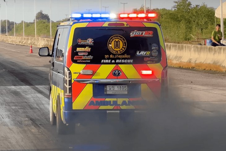 В Таиланде состоялась необычная гонка на машинах скорой помощи и пожарных