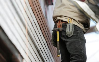 Чоловік випадково натрапив на скарб у власному сараї — що саме знайшов (фото)