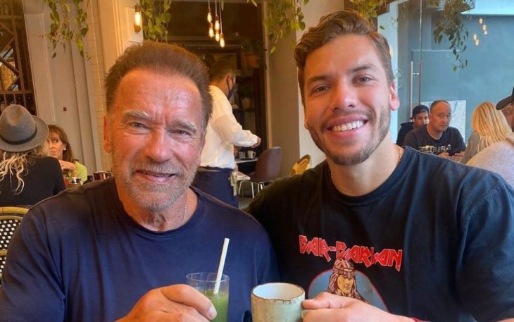 Внебрачный сын Шварценеггера топлес посветил стальными мышцами и удивил сходством с отцом