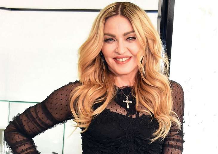 59-летняя Мадонна показала грудь