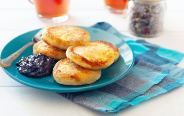 За уши не оттащишь, такие вкусные: как приготовить идеальные сырники на завтрак без яиц