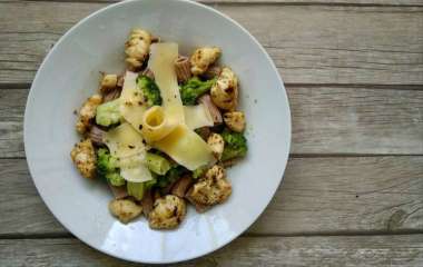 Спагетти с брокколи, сыром проволоне и анчоусами