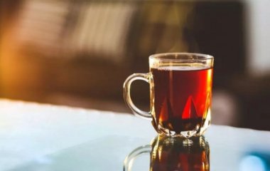 Чем опасен черный чай во время еды