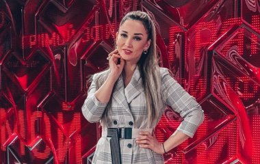 Леди в красном: Анфиса Чехова восхитила поклонников ярким нарядом