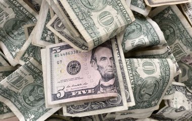 Жінка знайшла біля смітника коробку з мільйонами: що вона зробила з грошима