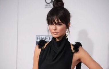 С чем носить прямые джинсы: образ Кендалл Дженнер 