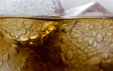 Онколог назвала напої, що вдвічі підвищують ризик раку кишечника.
