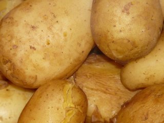 Картопля в мундирі, як у ресторані: головний лайфгак в духовці, про який мало хто знає
