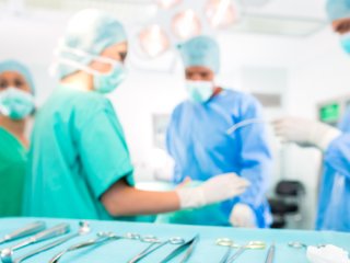 Під час популярної пластичної операції у 27-річної жінки раптово зупинилося серце — деталі