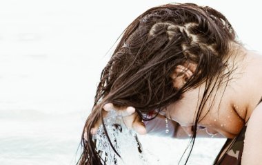 Лікар розповіла про шкоду шампунів від лупи