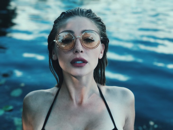 Анастасия Ивлеева примерила наряд в стиле 90-х