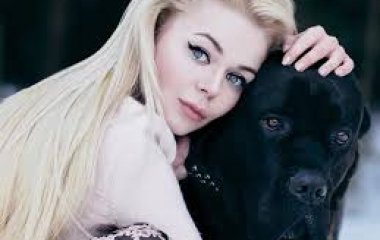Алина Гросу поделилась эффектным снимком на фоне небоскреба