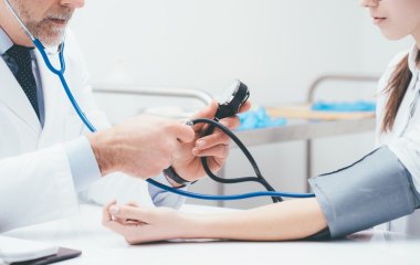 Лікарі назвали ознаки небезпечно високого артеріального тиску