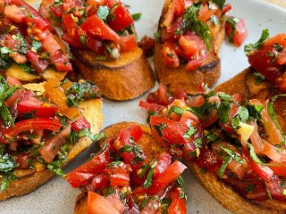 Закуска розлетиться за лічені хвилини: розкішні італійські помідори за 10 хвилин