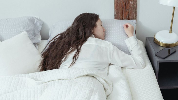 Вчені назвали найнебезпечнішу для здоров'я позу: помилка багатьох