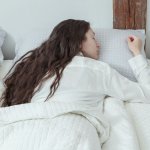 Учёные назвали самую опасную для здоровья позу: ошибка многих