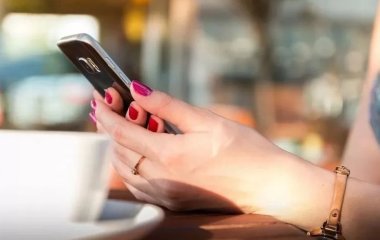 Експерт пояснив, чому не можна носити смартфон у кишені