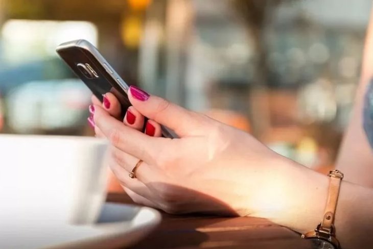 Эксперт объяснил, почему нельзя носить смартфон в кармане