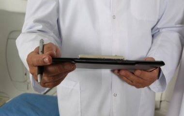 Лікар назвав причини шуму у вухах