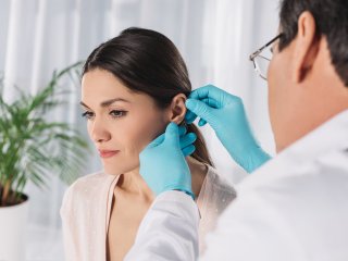 Почему нельзя чистить уши ватными палочками: ответ врача вас поразит